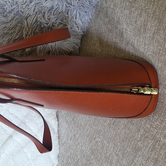 Louis Vuitton Lussac Epi Leather Shoulder Bag w/COA included - Picture 4 of 12